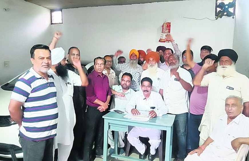 मांगें ना मानने पर जिला डिपो होल्डर ने किया रोष प्रदर्शन