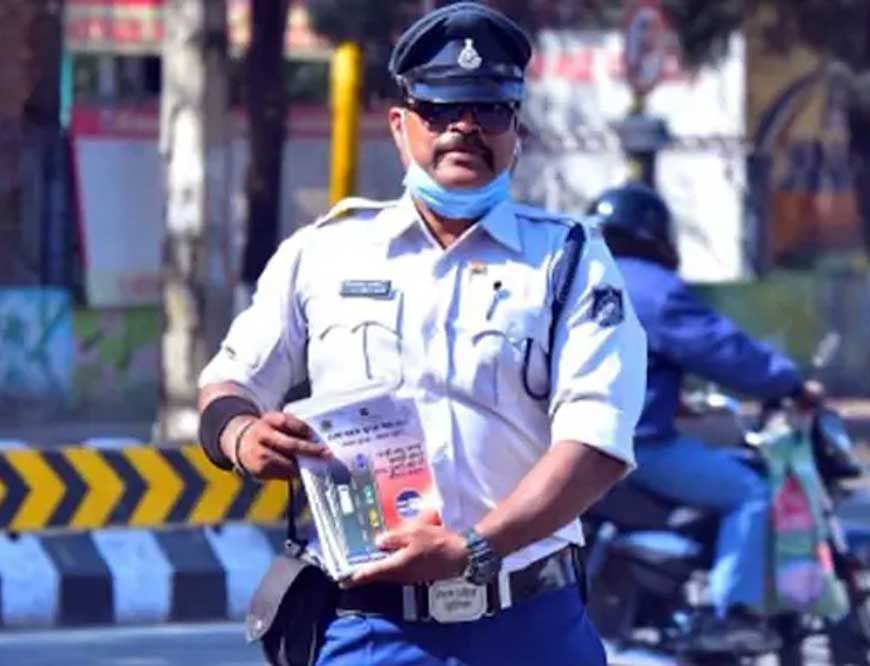 इंदौर का डांसिंग कॉप फंसा मुश्किल में, वायरल चैट पर कमिश्नर ने लिया एक्शन — लाइन अटैच