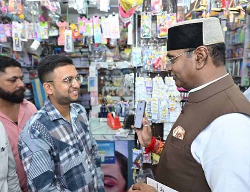 प्रधानमंत्री मोदी के आहवान पर दुकानदारों ने शुरू किया स्वदेशी जागरण अभियान