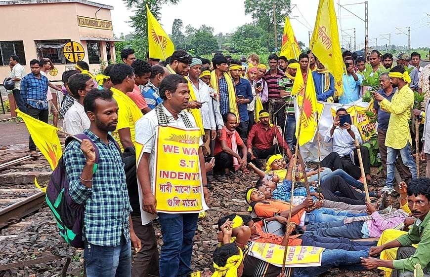 ST दर्जे की मांग को लेकर कुड़मी समाज का प्रदर्शन, पारसनाथ स्टेशन पर रोकी ट्रेनें