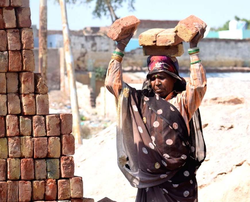 दिल्ली में महिला श्रमिकों की बढ़ी हिस्सेदारी, लेकिन मजदूरी में अब भी पुरुषों से पीछे