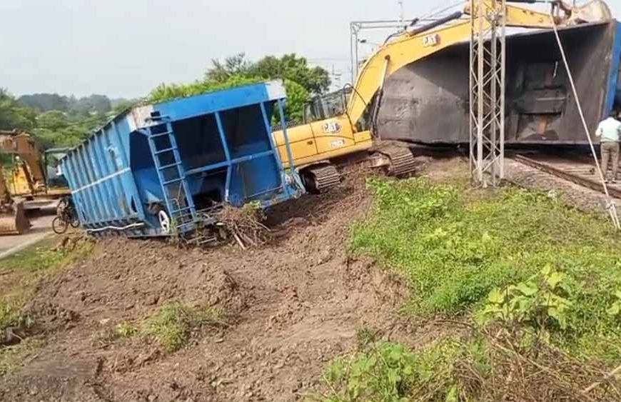 MP हादसा: कोतमा रेलवे स्टेशन पर मालगाड़ी की बोगियां पलटी, पटरी से उतरीं चार बोगियां!
