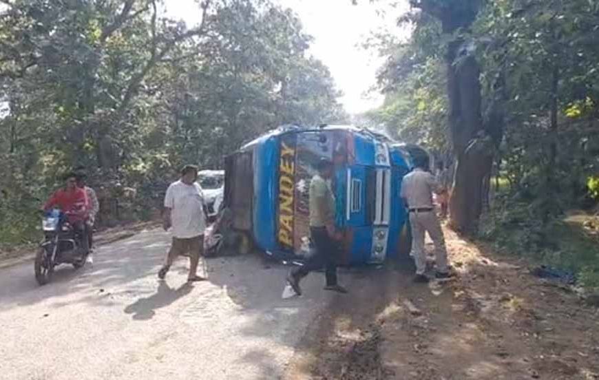 पन्ना हादसा: तेज रफ्तार बस पेड़ से टकराई, 12 यात्री घायल, महिला की हालत गंभीर