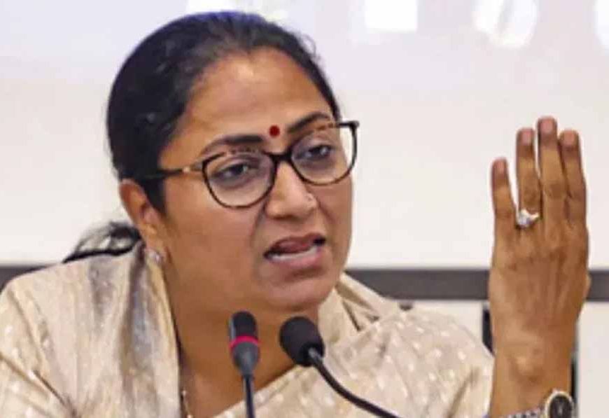 दिल्ली की CM रेखा गुप्ता ने EVM हैकिंग पर दिया चौंकाने वाला बयान, केजरीवाल ने उठाया सवाल