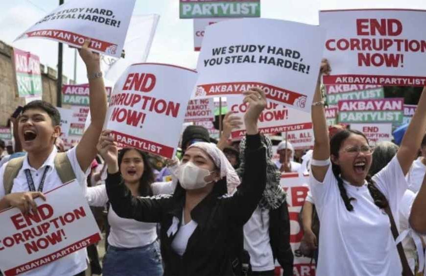 नेपाल के बाद फिलीपींस में भी सरकार के खिलाफ भड़का जनता का गुस्सा, सड़कों पर हजारों लोग