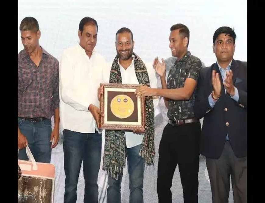 रविंद्र लाइफटाइम अचीवमेंट अवॉर्ड से सम्मानित