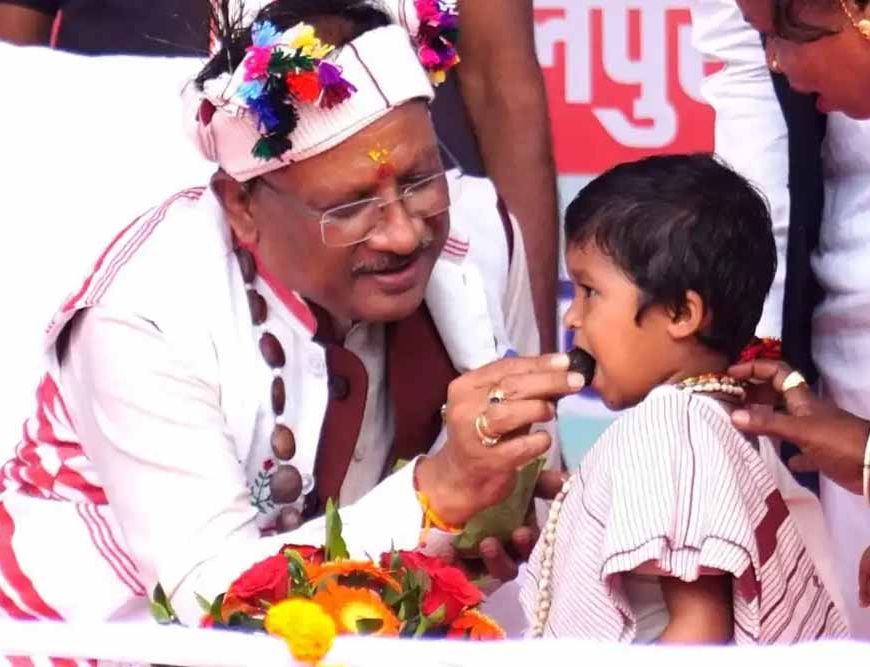 मुख्यमंत्री साय का आत्मीय और वात्सल्यपूर्ण व्यवहार : नन्ही बच्ची भूमिका बघेल को दुलारते हुए खिलाया महुआ लड्डू