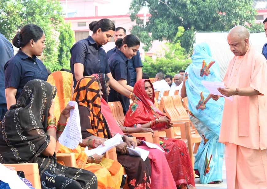 हर जरूरतमंद को दिलाएं कल्याणकारी योजनाओं का लाभ : सीएम योगी
