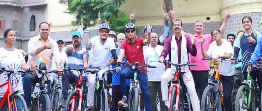 इंदौर में 'नो कार डे' की पहल, साइकिल से ऑफिस पहुंचे अफसर और नेता