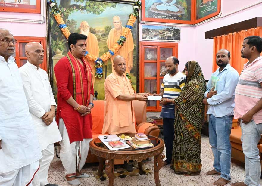 पिपराइच कांड: मुख्यमंत्री योगी ने सोमवार को दीपक गुप्ता के परिजनों से की मुलाकात, दी ₹5 लाख की आर्थिक सहायता