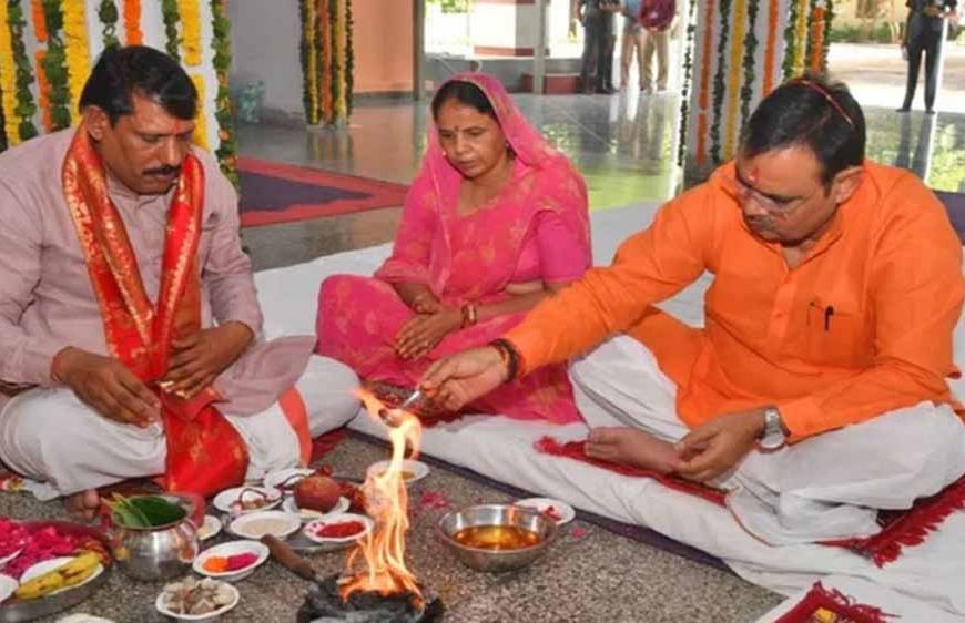 मुख्यमंत्री ने सीएम आवास पर मां दुर्गा की पूजा, पौधरोपण कर प्रदेश की तरक्की की प्रार्थना की