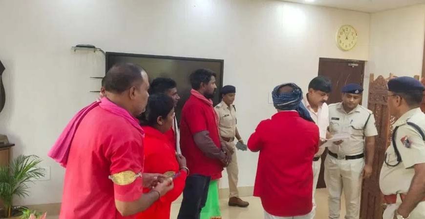 रायपुर DRM ऑफिस में कुलियों का हंगामा, बैटरी वाहनों का किया विरोध