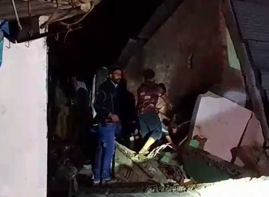 इंदौर में तीन मंजिला इमारत ढही, दो की मौत, 12 घायल; चार की हालत नाजुक