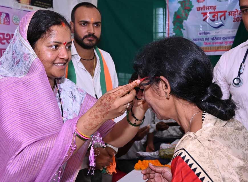 रायपुर : मंत्री श्रीमती लक्ष्मी राजवाड़े ने स्वास्थ्य शिविर में दी भागीदारी,   अग्रसेन जयंती कार्यक्रम में हुई शामिल