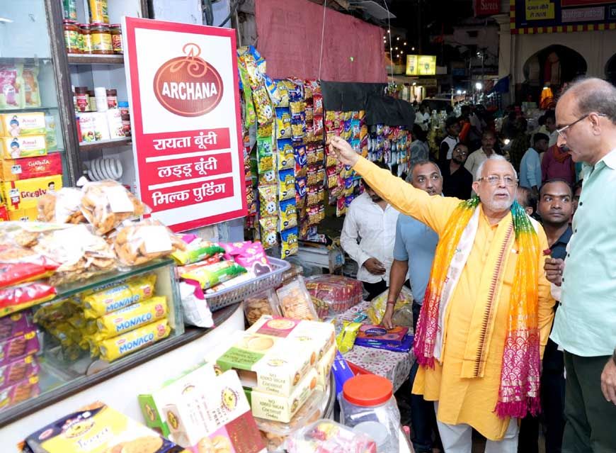 राज्य में जीएसटी दरों में राहत का असर जानने बाजार पहुँचे सुरेश कुमार खन्ना, व्यापारियों से की चर्चा