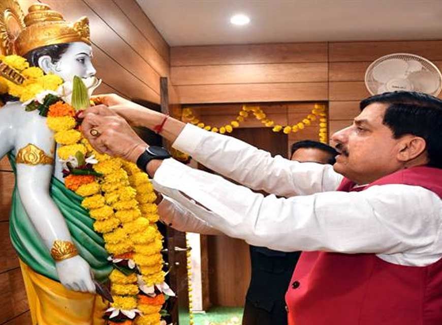 मुख्यमंत्री डॉ. यादव ने भगवान धन्वंतरि की प्रतिमा पर किया माल्यार्पण