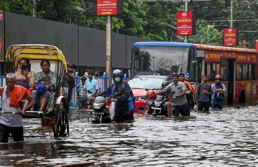 कोलकाता में बारिश का कहर: पानी में करंट, 5 लोगों की मौत, मौसम विभाग ने जारी किया रेड अलर्ट