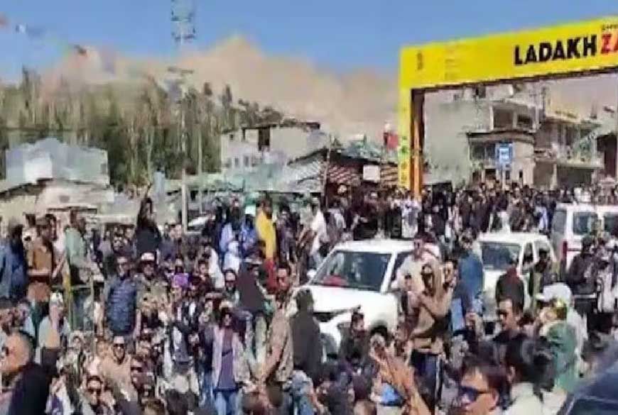 लद्दाख में आंदोलन उग्र, लेह में BJP दफ्तर और CRPF की गाड़ी को किया आग के हवाले; वांगचुक 15 दिन से भूख हड़ताल पर