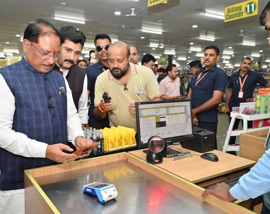जब मुख्यमंत्री खुद बने ग्राहक : घरेलू सामान की शॉपिंग कर उठाया जीएसटी दरों में कटौती का लाभ