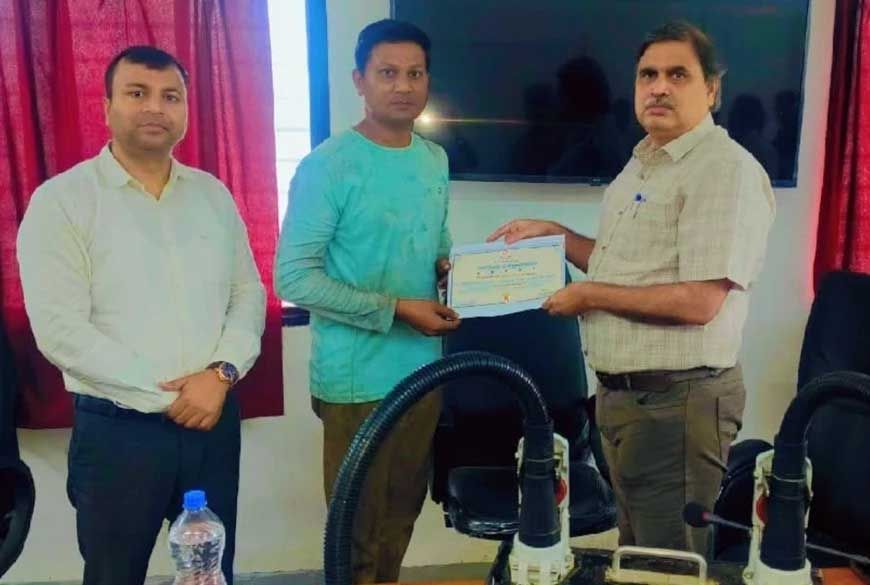 इंदौर के रेलवे टेक्नीशियन ने बनाई कप्लर टेस्टिंग डिवाइस, लोको और रेल कोच की केबल जांच में होगी तेजी