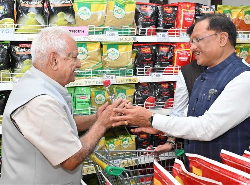 रायपुर : मुख्यमंत्री अचानक पहुंचे मार्ट,ग्राहकों से की मुलाकात,ग्राहक बोले जीएसटी रिफॉर्म्स, बचत क्रांति