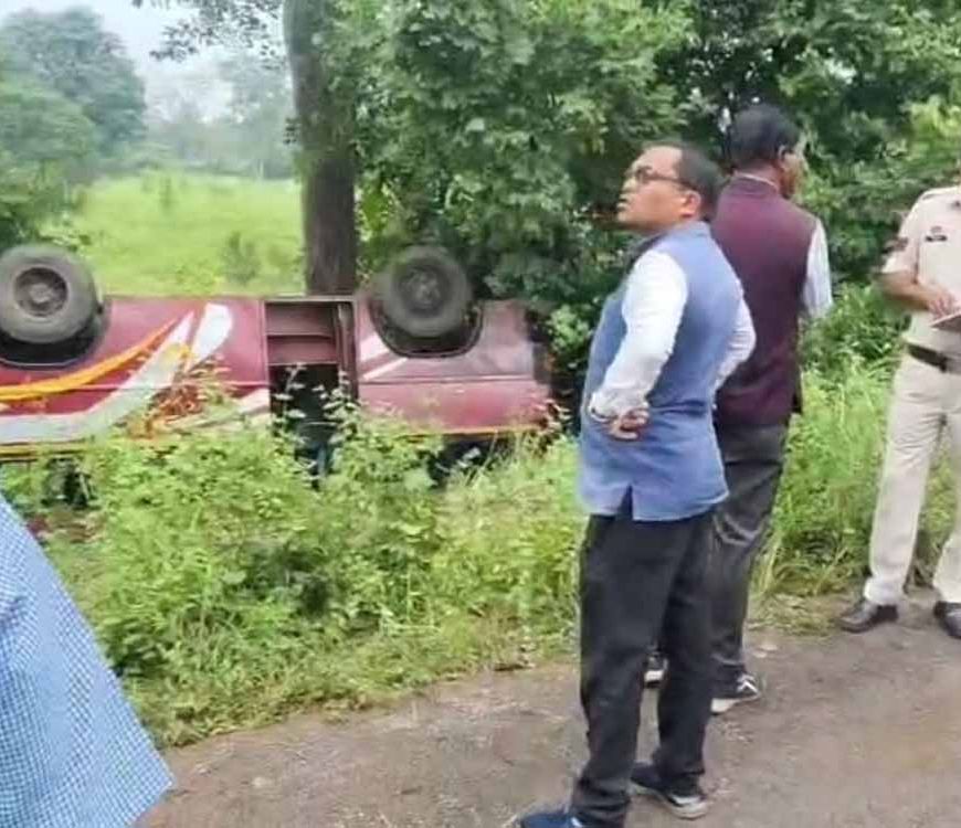 बस पलटी, 4 साल की बच्ची की मौत; कई यात्री घायल