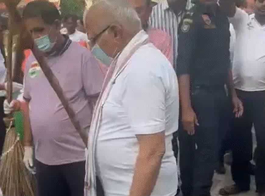 केंद्रीय मंत्री खट्टर ने चंडीगढ़ में चलाया सफाई अभियान, बोले – डंप साइड की सफाई का लिया संकल्प