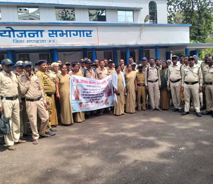 रेडीमेड घटिया वर्दी के विरोध में कोटवार संगठन पहुंचा जनसुनवाई