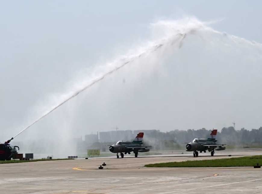 एयरफोर्स से MiG-2 की विदाई, चंडीगढ़ में दी गई भावुक वाटर कैनन सैल्यूट