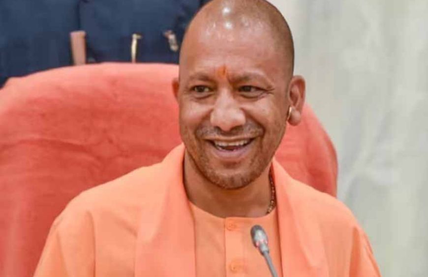 सीएम योगी ने छात्रों को दी छात्रवृत्ति, कहा- अब सबको मिलेगा समान लाभ