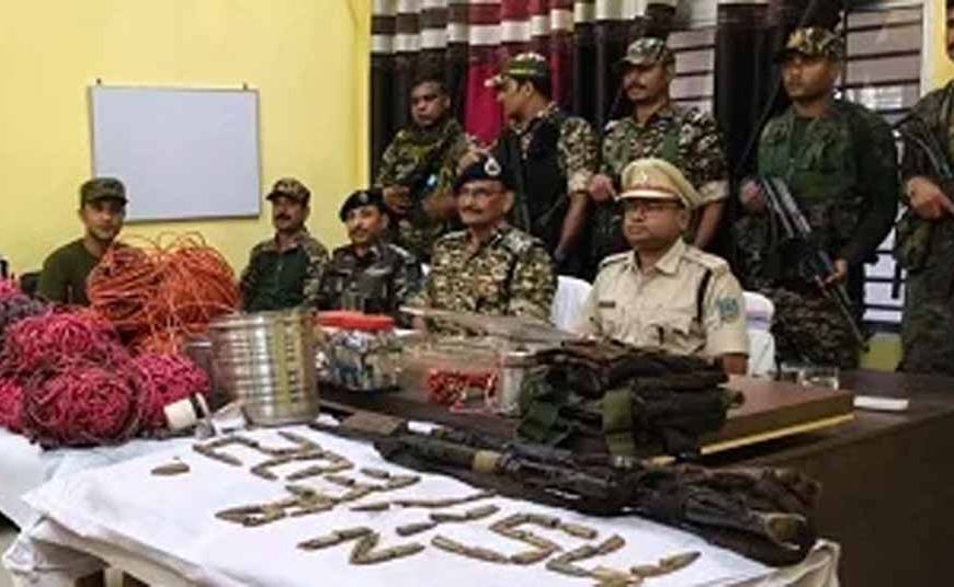 झारखंड पुलिस की बड़ी कामयाबी: नक्सलियों के अड्डे से भारी मात्रा में हथियार और विस्फोटक बरामद