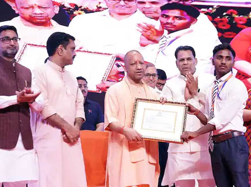 दशहरे से पहले छात्रों को सीएम योगी का तोहफा, 3.96 लाख स्टूडेंट्स को ₹89.96 करोड़ ट्रांसफर