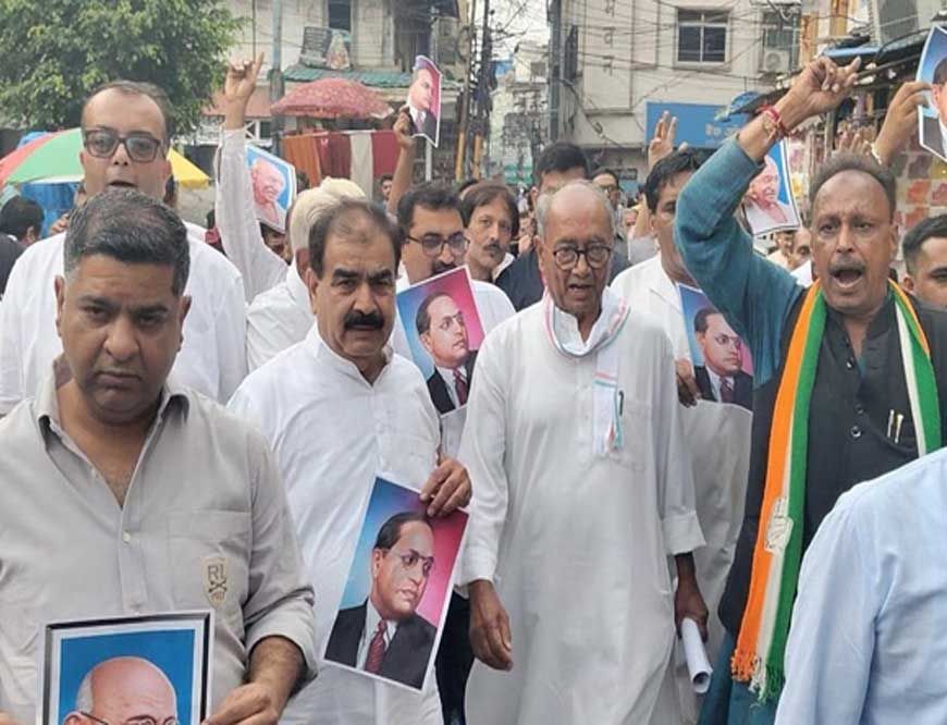 इंदौर में दिग्विजय सिंह का विरोध, दिखाए गए काले झंडे और फेंकी गई चूड़ियां