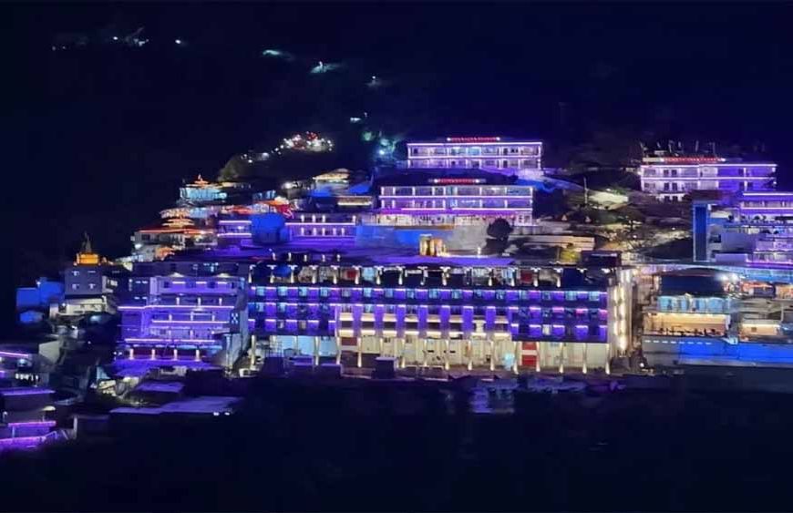 नवरात्र के मौके पर वैष्णो देवी में बढ़ी श्रद्धालुओं की भीड़, हेलिकॉप्टर और रोपवे सेवाओं से कर रहे मां के दर्शन