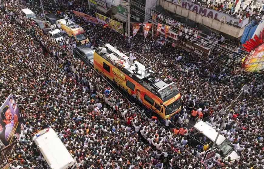 विजय की रैली में भगदड़: लोगों ने सुनाई दिल दहला देने वाली दास्तान