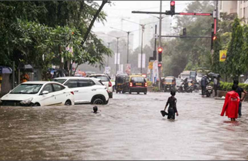 मुंबई में 100 मिमी बारिश, मराठवाड़ा में तबाही; CM ने आपदा प्रबंधन की समीक्षा की