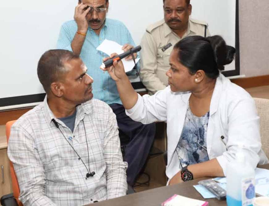 राज्य निर्वाचन आयोग के कर्मचारियों का हुआ नेत्र परीक्षण
