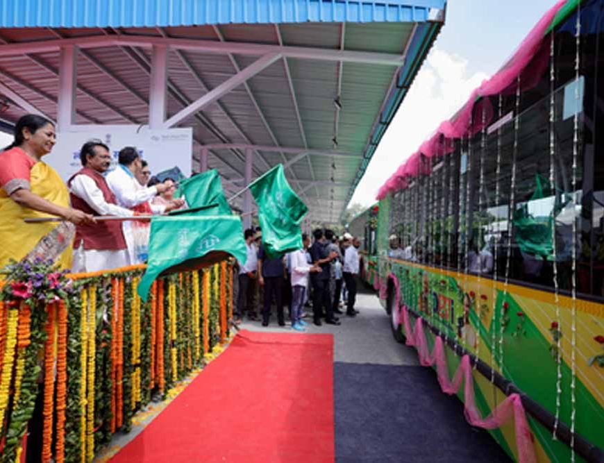 दिल्ली के हर कोने तक पहुँचेगी कनेक्टिविटी: सीएम रेखा गुप्ता ने यमुनापार को दी 300 नई देवी बसों की सौगात