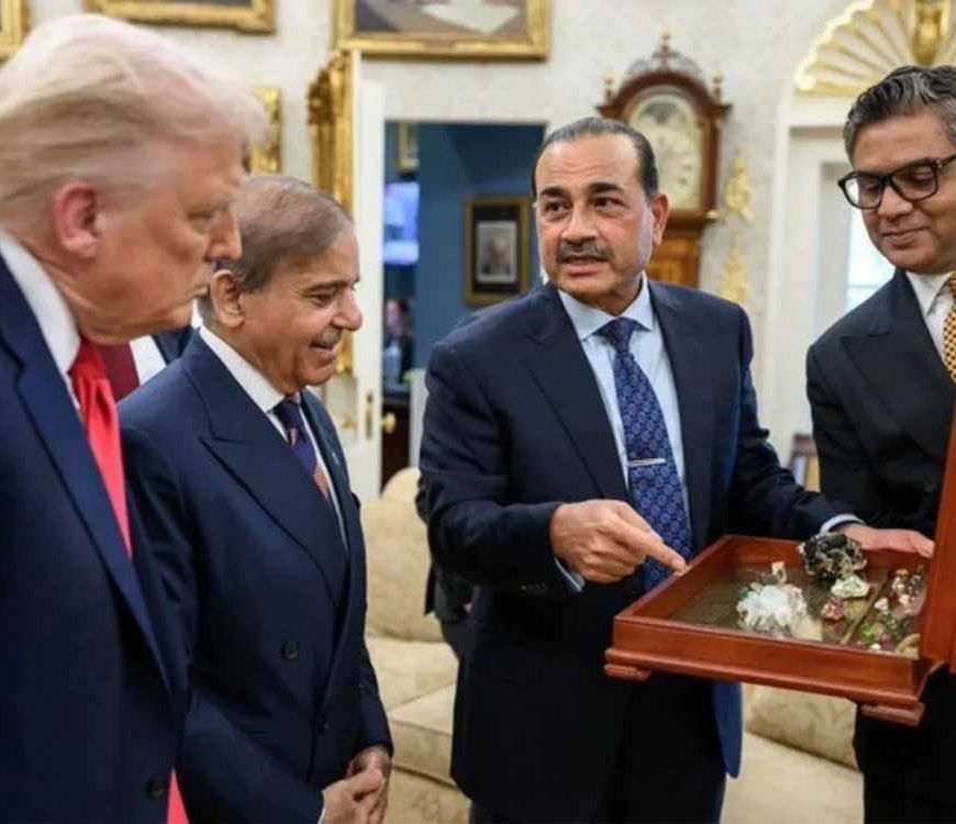 पाकिस्तान की हिचकिचाहट या मजबूरी? शहबाज-मुनीर ट्रंप से मिले खास तोहफे के साथ