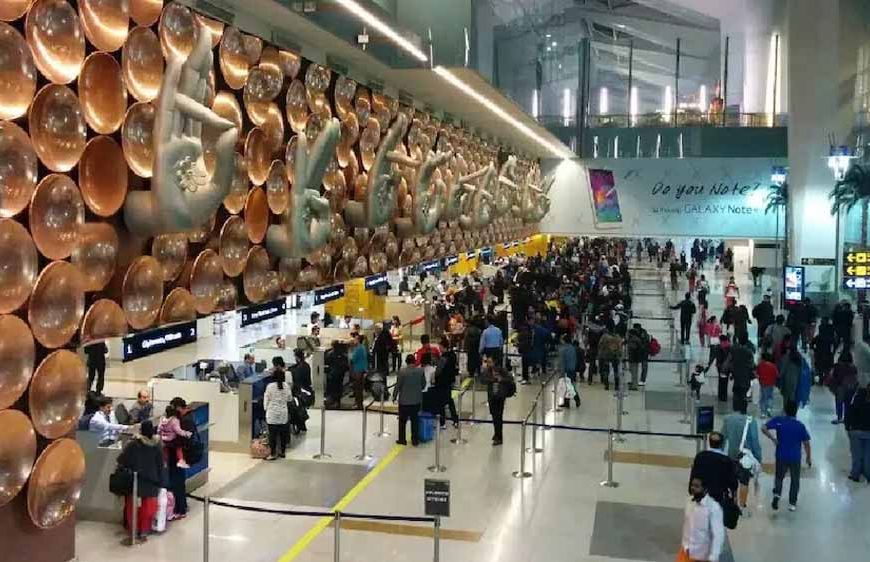 दिल्ली में दहशत: एयरपोर्ट और स्कूलों को मिली बम धमाके की धमकी वाला मेल
