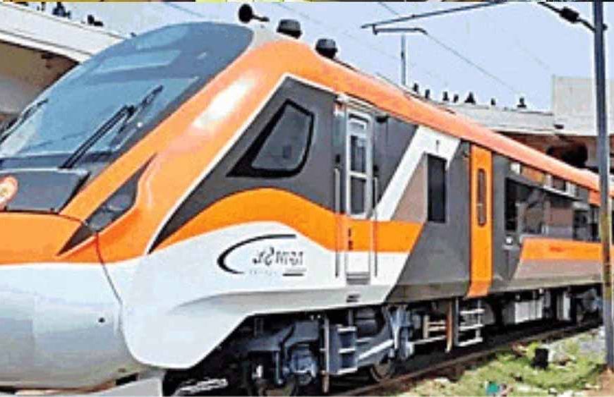 खजुराहो रेलवे स्टेशन पर यात्रियों की परेशानी, गंदगी और टूटी सीटों पर रेल मंत्री से शिकायत