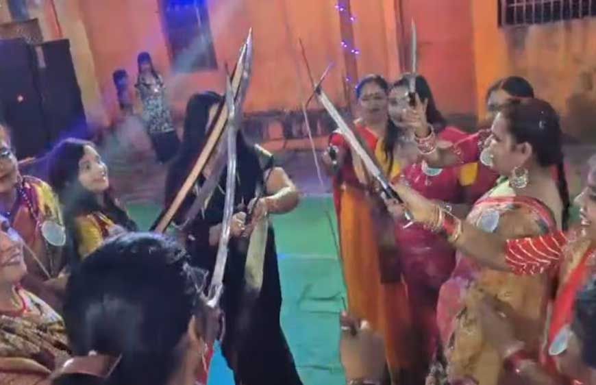 नवरात्र में डांडिया छोड़ तलवार लेकर डांस, महिलाओं का अनोखा जलवा, वीडियो वायरल