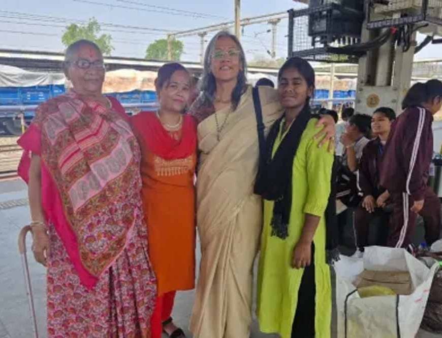 समाज सेवा की मिसाल: अनाथ बेटियों की माँ बनकर बदल रहीं सैकड़ों की तकदीर