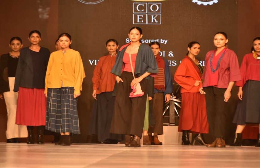 फैशन शो में खादी की बुनावट और आधुनिक डिज़ाइन का शानदार मेल देखने को मिला