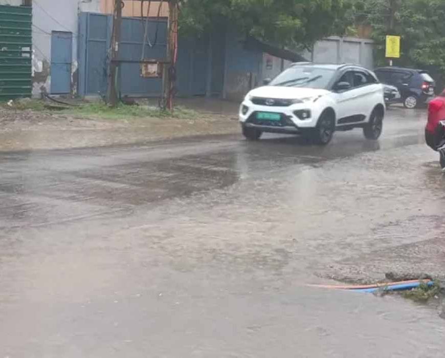 नोएडा में बदला मौसम, बारिश ने गर्मी को किया दूर