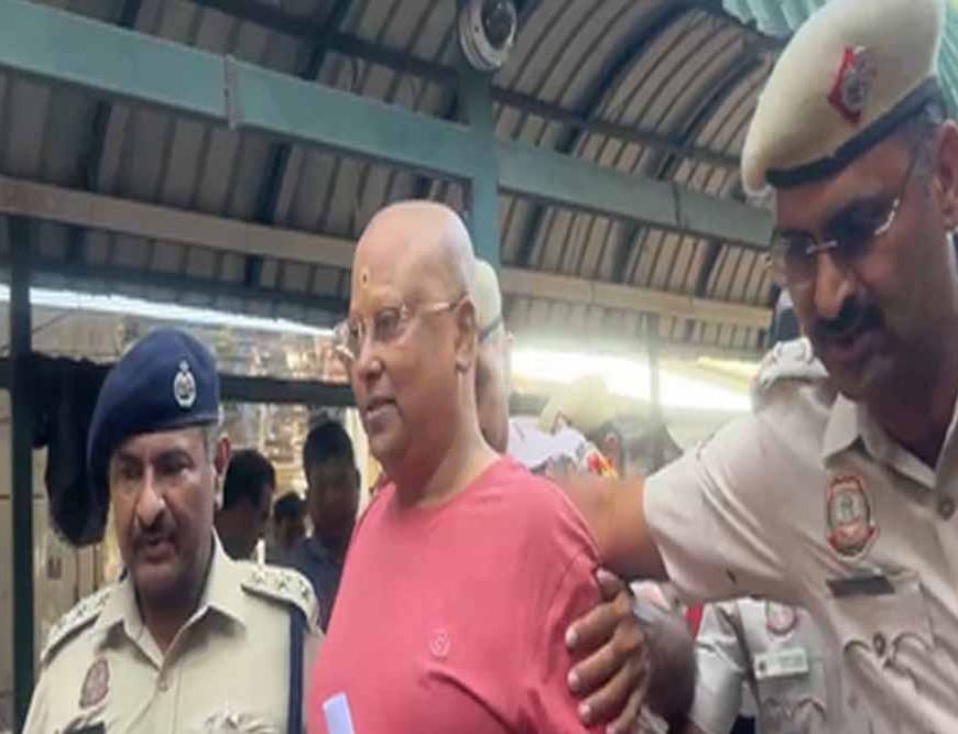 दिल्ली पुलिस का खुलासा: चैतन्यानंद ने एयर होस्टेस बनाने के नाम पर लड़कियों से ठगी की