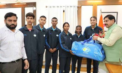 मुख्यमंत्री डॉ. यादव से मिले जर्मनी जाने वाले ग्राम विचारपुर के 5 फुटबॉल खिलाड़ी