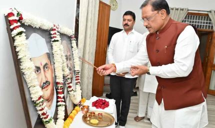 मुख्यमंत्री साय ने राष्ट्रपिता महात्मा गांधी और पूर्व प्रधानमंत्री श्री लाल बहादुर शास्त्री को उनकी जयंती पर किया नमन