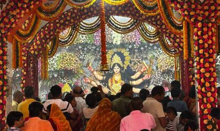 जय माता दी! महानवमी पर दुर्गा पूजा पंडालों में उमड़ा श्रद्धालुओं का सैलाब