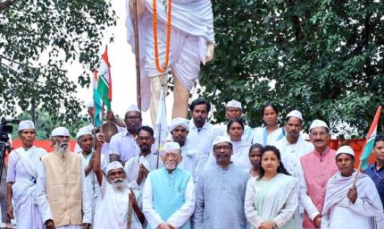 महात्मा गांधी को याद किया, जीवन बने प्रेरणा स्रोत: CM हेमंत और राज्यपाल ने किया माल्यार्पण